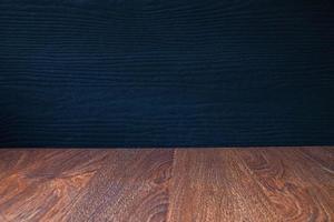 mesa de madeira com fundo preto foto