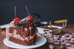 bolo de chocolate na mesa foto