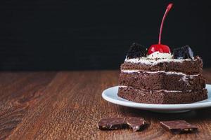 fatia de bolo de chocolate com espaço de cópia foto