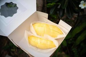 fruta tailandesa e asiática durian fresca em caixa de papel foto