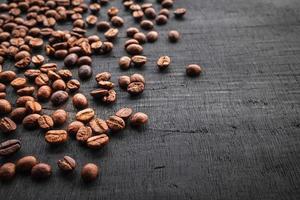 grãos de café em um fundo preto foto