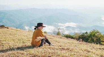 mulher relaxando em uma montanha foto
