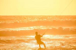 kitesurfer às pôr do sol foto