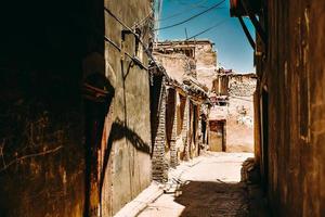 a dilapidado e de longa data folk casas em tem espaço dentro Kashgar, Xinjiang foto