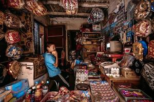 a pequeno mercearia loja dentro a tradicional adobe casa do a hathpac folk casa foto