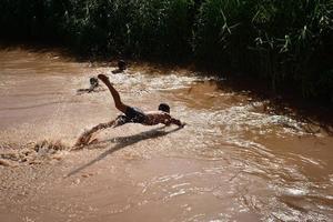 crianças dentro Kashgar, Xinjiang jogar alegremente dentro a água foto