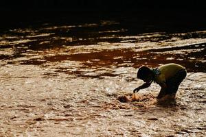 crianças dentro Kashgar, Xinjiang jogar alegremente dentro a água foto