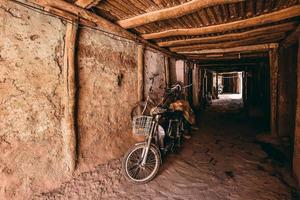 a dilapidado e de longa data folk casas em tem espaço dentro Kashgar, Xinjiang foto