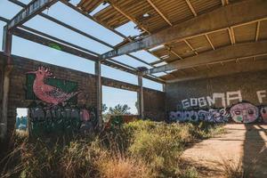 abandonado armazém com grafite foto