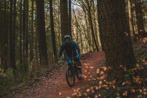 a montanha motociclista foto