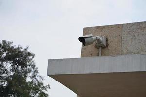 1 branco ativo CFTV, que é preso em a parede dentro a Jardim foto