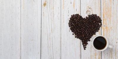 grãos de café dispostos em forma de coração, adoro beber café conceito foto