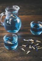 azul chá em vidro e chaleira foto