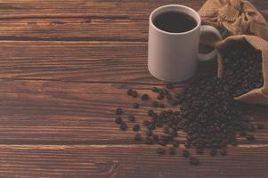 grãos de café em uma mesa de madeira, adoro beber café conceito foto
