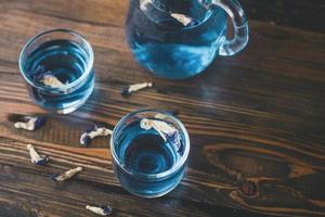 azul chá em vidro e chaleira foto