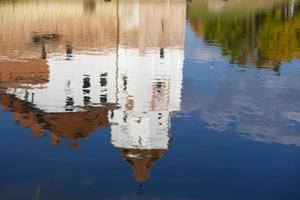 reflexão do a velho castelo dentro azul água. foto