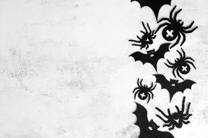 topo Visão em dia das Bruxas decorações.aranhas e morcegos em branco concreto com cópia de espaço. Outubro 31 conceito foto