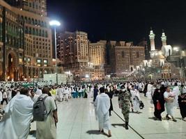 meca, saudita Arábia, marcha 2023 - uma ampla número do umrah peregrinos dentro frente do a relógio torre dentro masjid al haram. foto