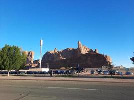 uma lindo dia Visão do uma inverno parque dentro al ula, saudita arábia. a parque é cercado de antigo colinas. foto