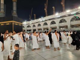 meca, saudita Arábia, marcha 2023 - durante a mês do Ramadã, peregrinos a partir de todos sobre a mundo executar tawaf por aí a kabah às a masjid al-haram dentro meca.. foto