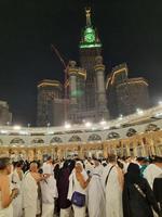 meca, saudita Arábia, marcha 2023 - durante a mês do Ramadã, peregrinos a partir de todos sobre a mundo executar tawaf por aí a kabah às a masjid al-haram dentro meca.. foto