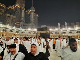 meca, saudita Arábia, marcha 2023 - durante a mês do Ramadã, peregrinos a partir de todos sobre a mundo executar tawaf por aí a kabah às a masjid al-haram dentro meca.. foto