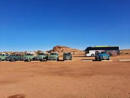 al ula, saudita Arábia, marcha 2023 - jipes estão estacionado às diferente lugares dentro a deserto para levar turistas para diferente lugares durante a dia dentro al ula, saudita arábia. foto