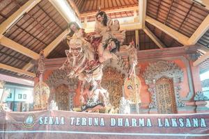 ogoh-ogoh é uma balinesa tradicional gigante fantoche fez do bambu e papel mache, representando mal espíritos. Está desfilou por aí antes a Nyepi dia para enfermaria fora negatividade. foto