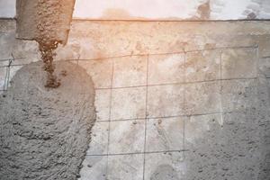concreto cimento trabalhos para chão derramando com fio malha às a construção agência foto