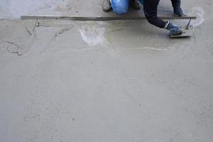 trabalhadores reboco pronto misturado concreto chão às a construção agência foto