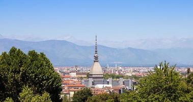 turim - itália - horizonte urbano com edifício mole antonelliana, céu azul e montanhas alpes. foto