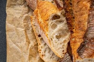 baguete fresco pão todo trigo farinha fermento refeição Comida lanche em a mesa cópia de espaço Comida fundo rústico foto