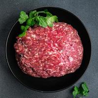 cru carne picado carne terra carne fresco pronto para cozinhar refeição Comida lanche em a mesa cópia de espaço Comida foto