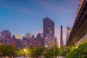 Manhattan cidade Horizonte paisagem urbana do Novo Iorque com rainha ponte foto