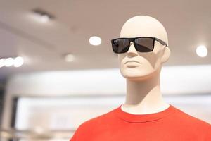 manequim dentro oculos de sol em a shopping center. retrato do masculino manequim e aviador oculos escuros. foto