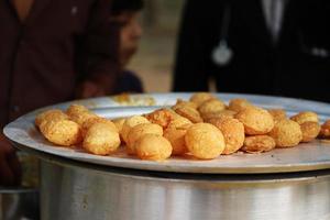 fusca choppoti é popular rua Comida do Bangladesh e Índia. isto Comida parece gostar fichas.a beira da estrada fazer compras indiano bengali Comida prato e pot.testy e lucrativo comida.o prato consiste principalmente do batatas foto