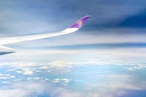 Bangkok, tailândia-outubro 19, 2019 avião asa do tailandês vias aéreas companhias aéreas. passageiro avião. asa do avião sobre branco fofo nuvens. avião vôo em azul céu. cênico Visão a partir de avião janela. foto