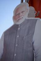 nova delhi, índia - 16 de janeiro de 2023 - primeiro-ministro narendra modi cortado durante bjp road show, a estátua de pm modi enquanto participava de um grande comício eleitoral na capital foto