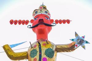 ravnans ser aceso durante Dussera festival às Ramleela terra dentro Délhi, Índia, grande estátua do Ravana para pegue fogo durante a justo do Dussera para comemoro a vitória do verdade de senhor rama foto