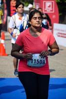 nova delhi, índia - 16 de outubro de 2022 - vedanta delhi meia maratona após covid em que os participantes da maratona prestes a cruzar a linha de chegada, meia maratona de delhi 2022 foto