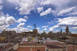 Visão sobre Barcelona telhados e Horizonte foto