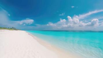 lindo arenoso de praia com branco areia e rolando calma onda do turquesa oceano em ensolarado dia em fundo branco nuvens dentro azul céu. colorida perfeito panorâmico natural panorama. foto