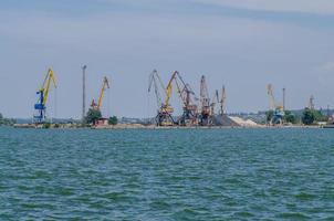 porto de carga com um guindaste foto