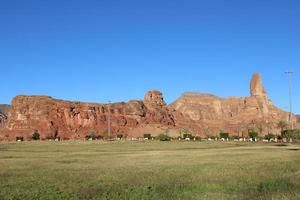 uma lindo dia Visão do uma inverno parque dentro al ula, saudita arábia. a parque é cercado de antigo colinas. foto