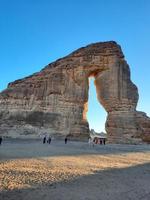 lindo tarde Visão do elefante Rocha dentro al-ula, saudita arábia. turistas rebanho dentro ampla números para Vejo elefante Rocha. foto