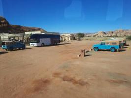 al ula, saudita Arábia, marcha 2023 - jipes estão estacionado às diferente lugares dentro a deserto para levar turistas para diferente lugares durante a dia dentro al ula, saudita arábia. foto