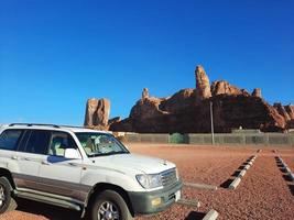 al ula, saudita Arábia, marcha 2023 - turistas estão dentro seus carros para Visita histórico sites e arqueologia dentro al ula, saudita arábia. foto