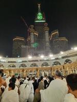 meca, saudita Arábia, marcha 2023 - durante a mês do Ramadã, peregrinos a partir de todos sobre a mundo executar tawaf por aí a kabah às a masjid al-haram dentro meca.. foto