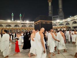 meca, saudita Arábia, marcha 2023 - durante a mês do Ramadã, peregrinos a partir de todos sobre a mundo executar tawaf por aí a kabah às a masjid al-haram dentro meca.. foto