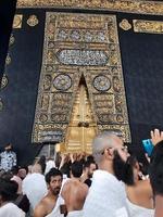 meca, saudita Arábia, marcha 2023 - lindo Visão do a kaaba e a Entrada para a kaaba dentro a masjid al haram dentro meca. foto